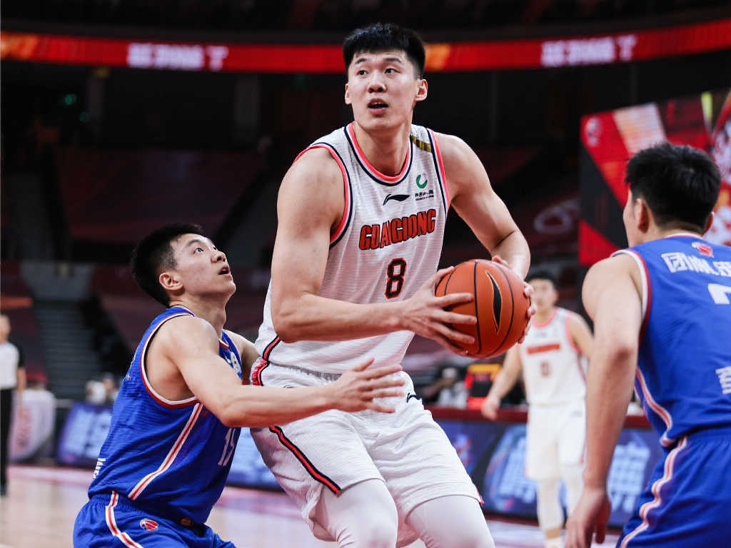 拼尽全力！胡金秋13投9中砍下26分8篮板 双项数据领跑全队